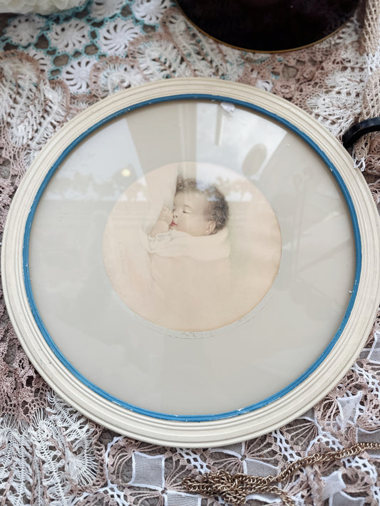 Little Dreamer - Round Framed Wall Art