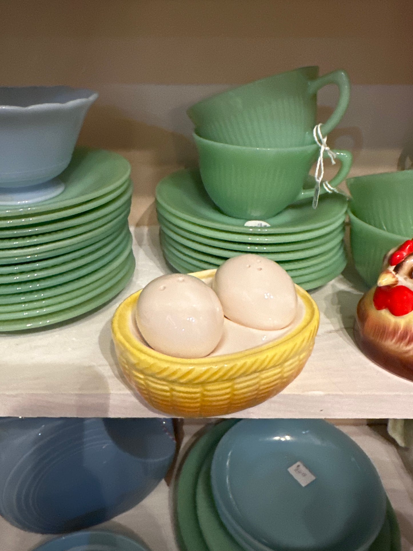 Mother hen with eggs salt & pepper shaker set - Niagara Falls