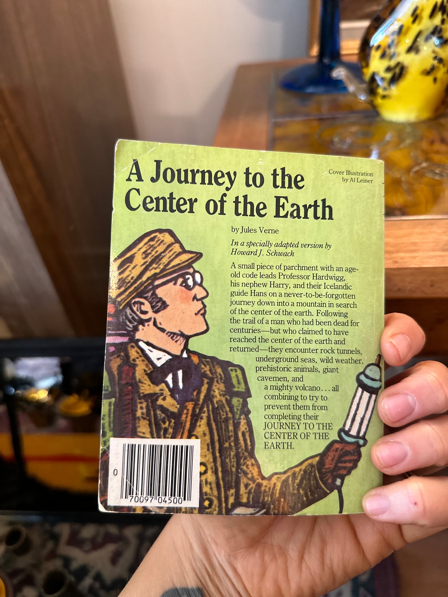 1983 Moby Books Illustrated Classics : A Journey to the Center of the Earth