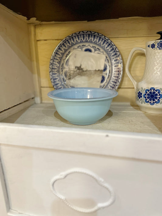 Small Pyrex mixing bowl in blue shade