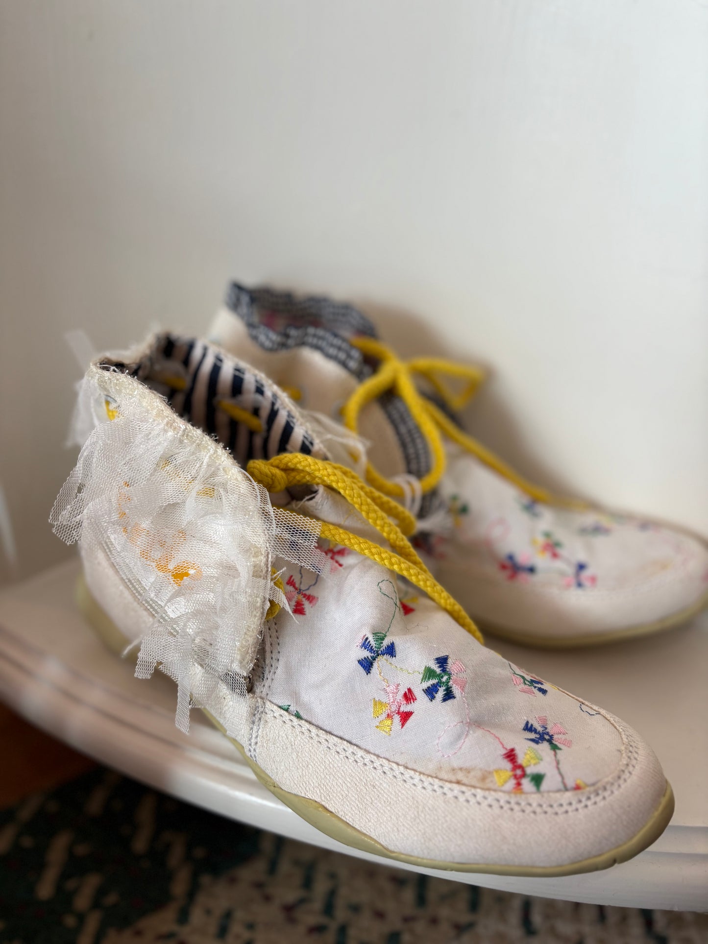 Cuties colourful booties with string tie - size 4 1/2