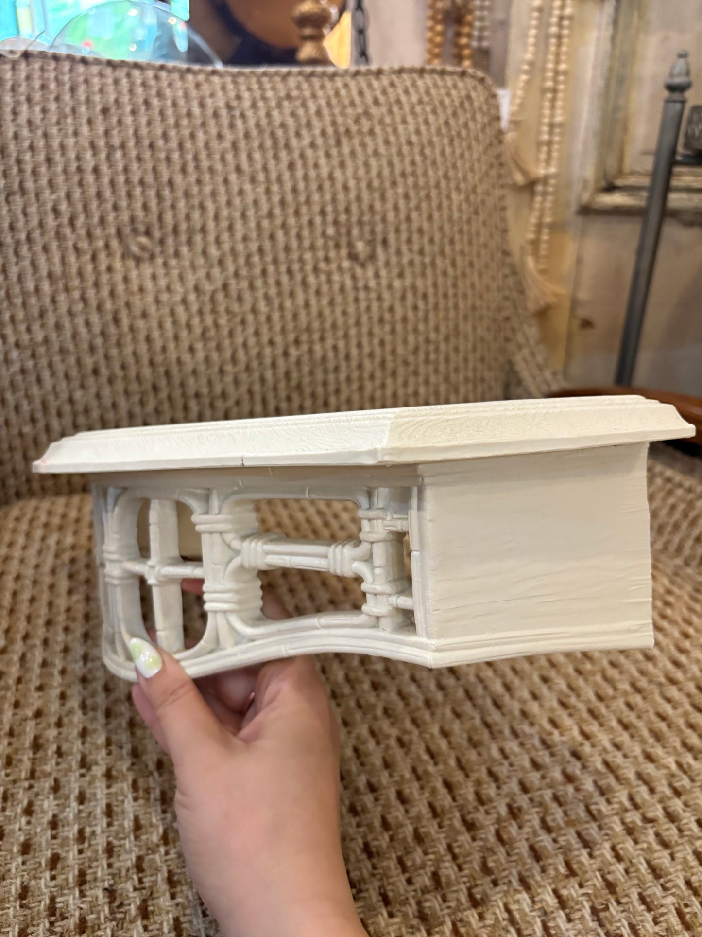 Resin wall hanging shelf