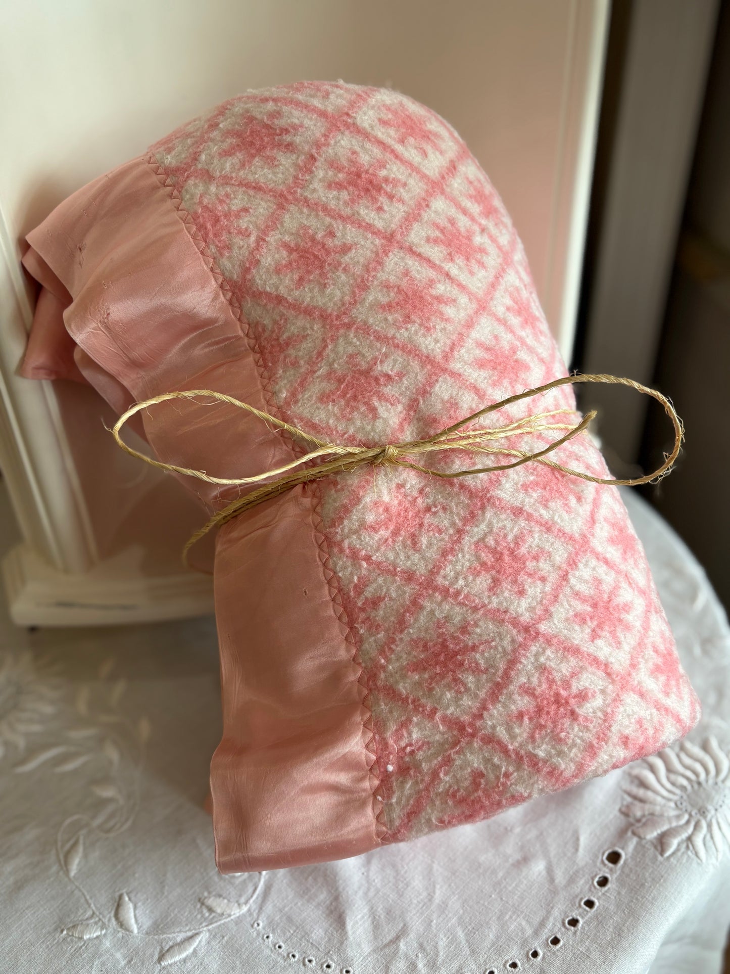 Pink Starburst Pattern Blanket - 82x60 inches