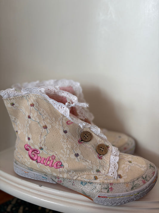 Cuties sneaker shoe with button detail & lace - size 4 1/2