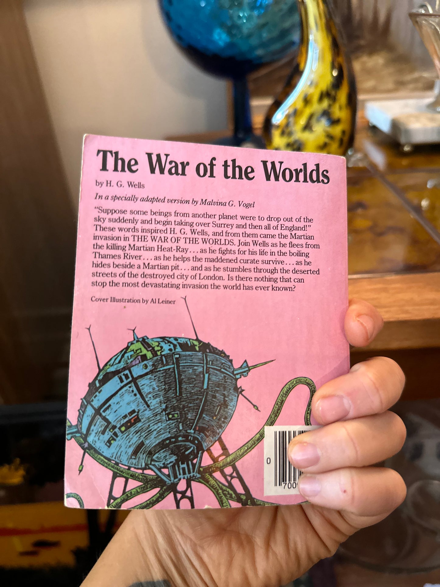 1983 Moby Books Illustrated Classics : The War of the Worlds