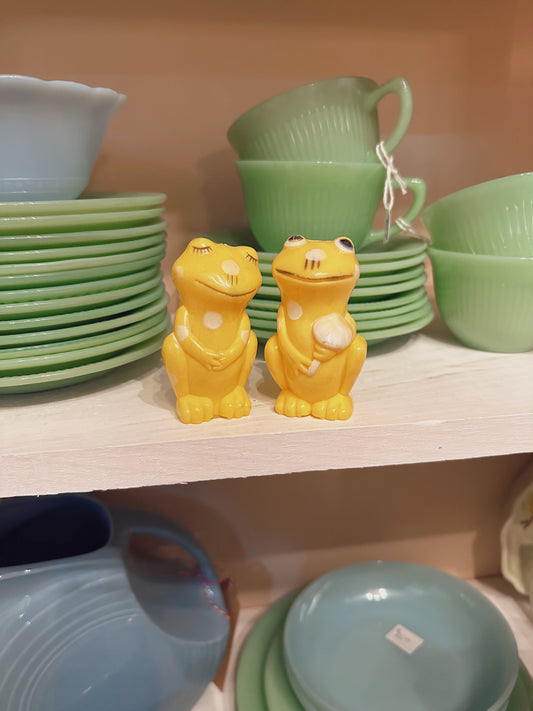 Plastic Frog Salt & Pepper shaker set
