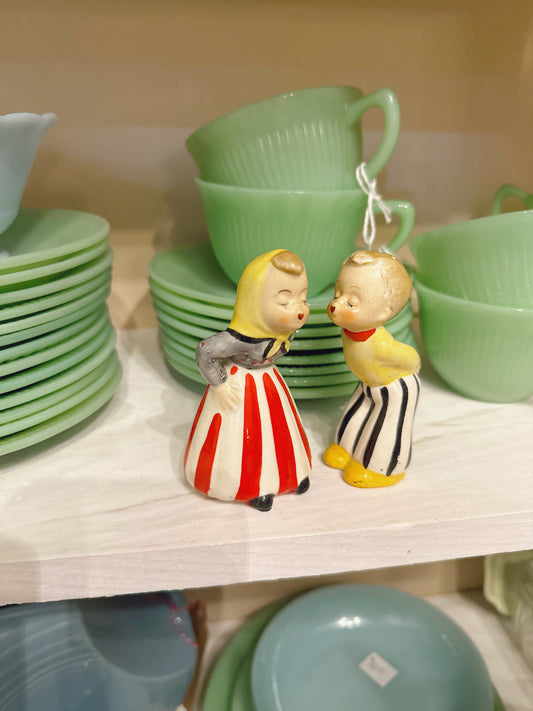 Kissing cuties Salt & Pepper Shaker Set