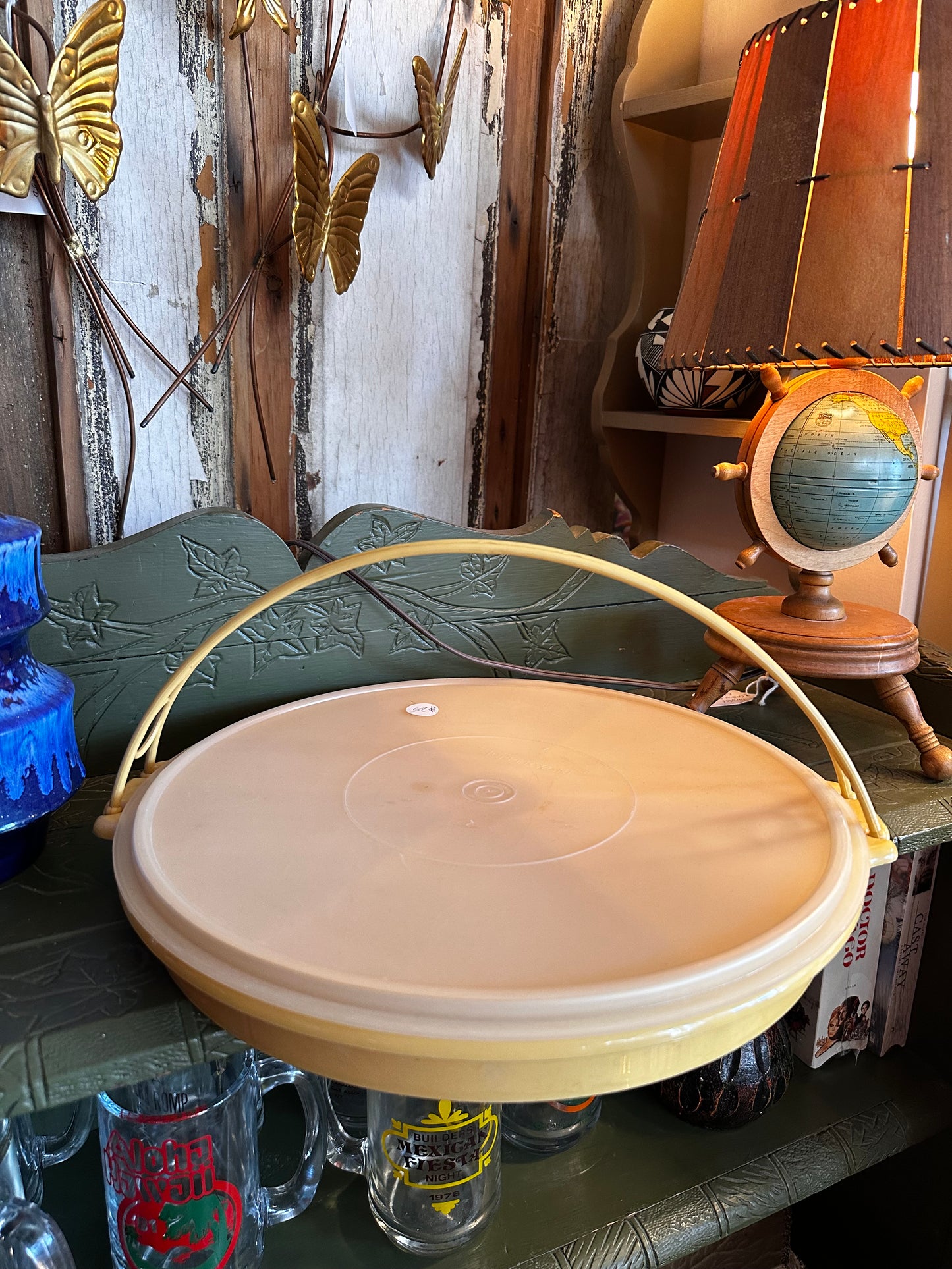 Tupperware brand divided snack tray with lid