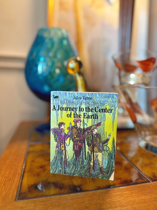 1983 Moby Books Illustrated Classics : A Journey to the Center of the Earth