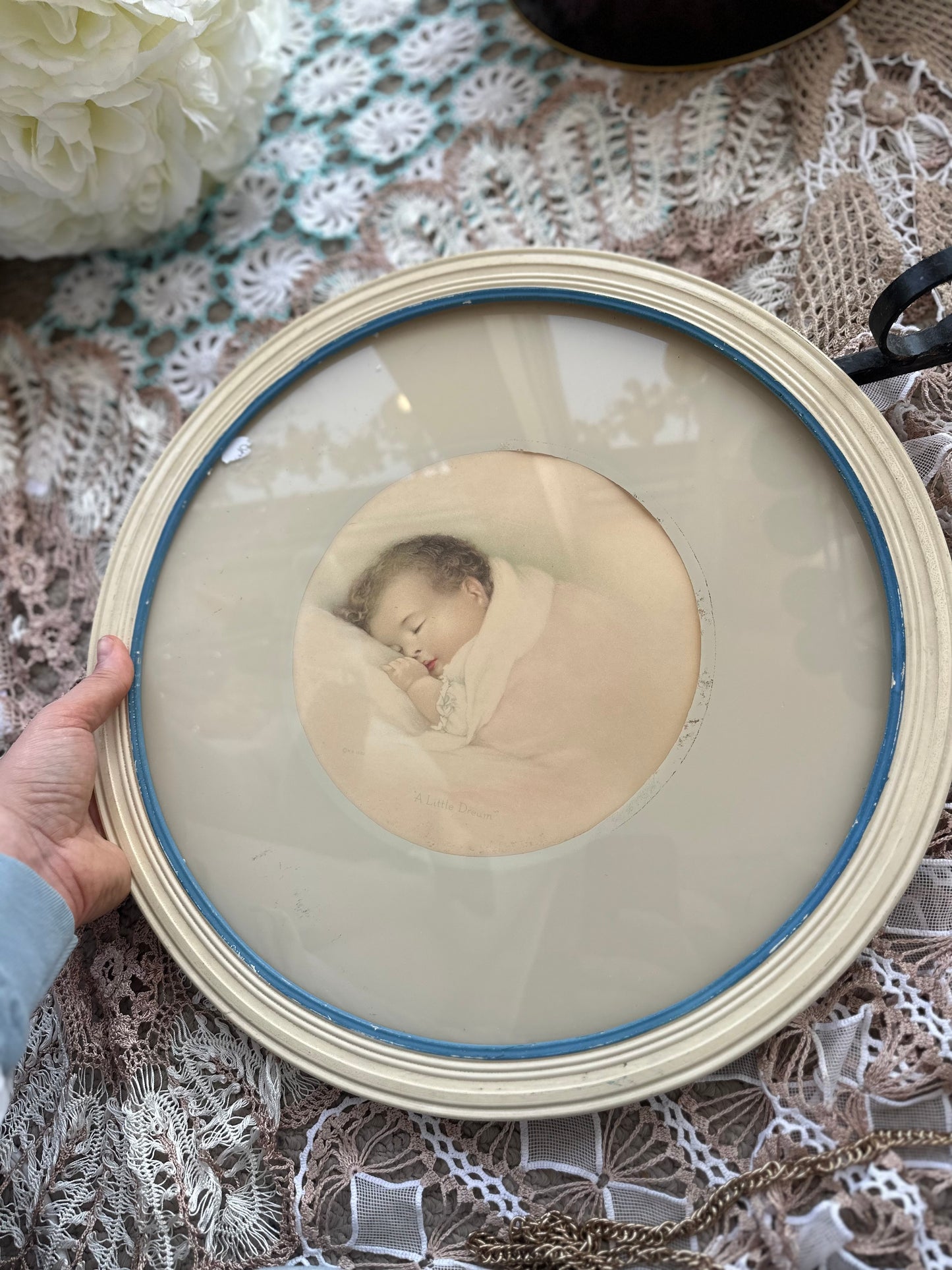 Little Dreamer - Round Framed Wall Art
