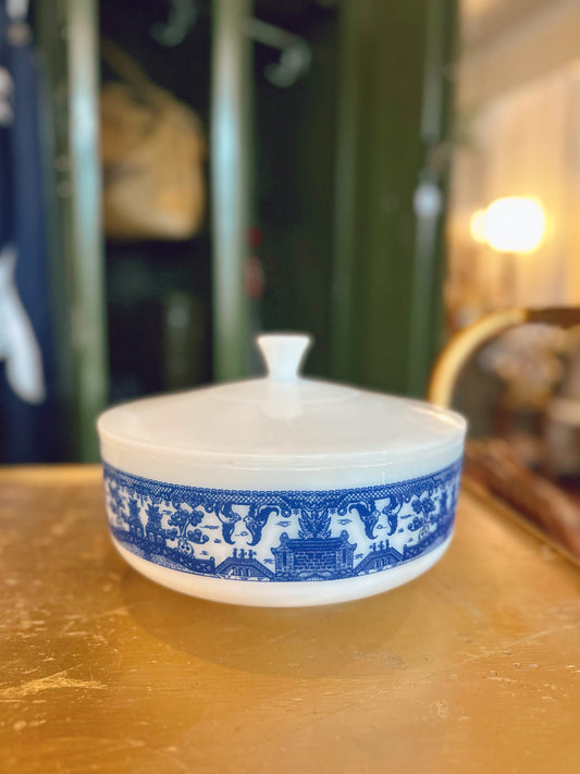 Federal Glass blue willow covered casserole dish