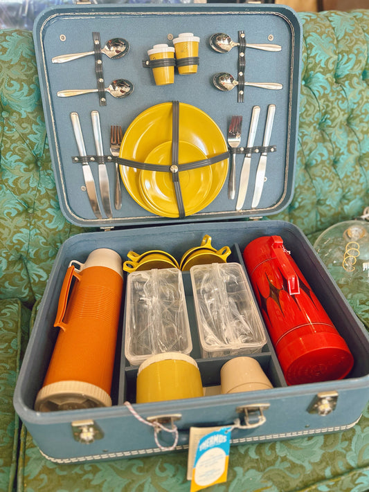 Thermos suitcase picnic set