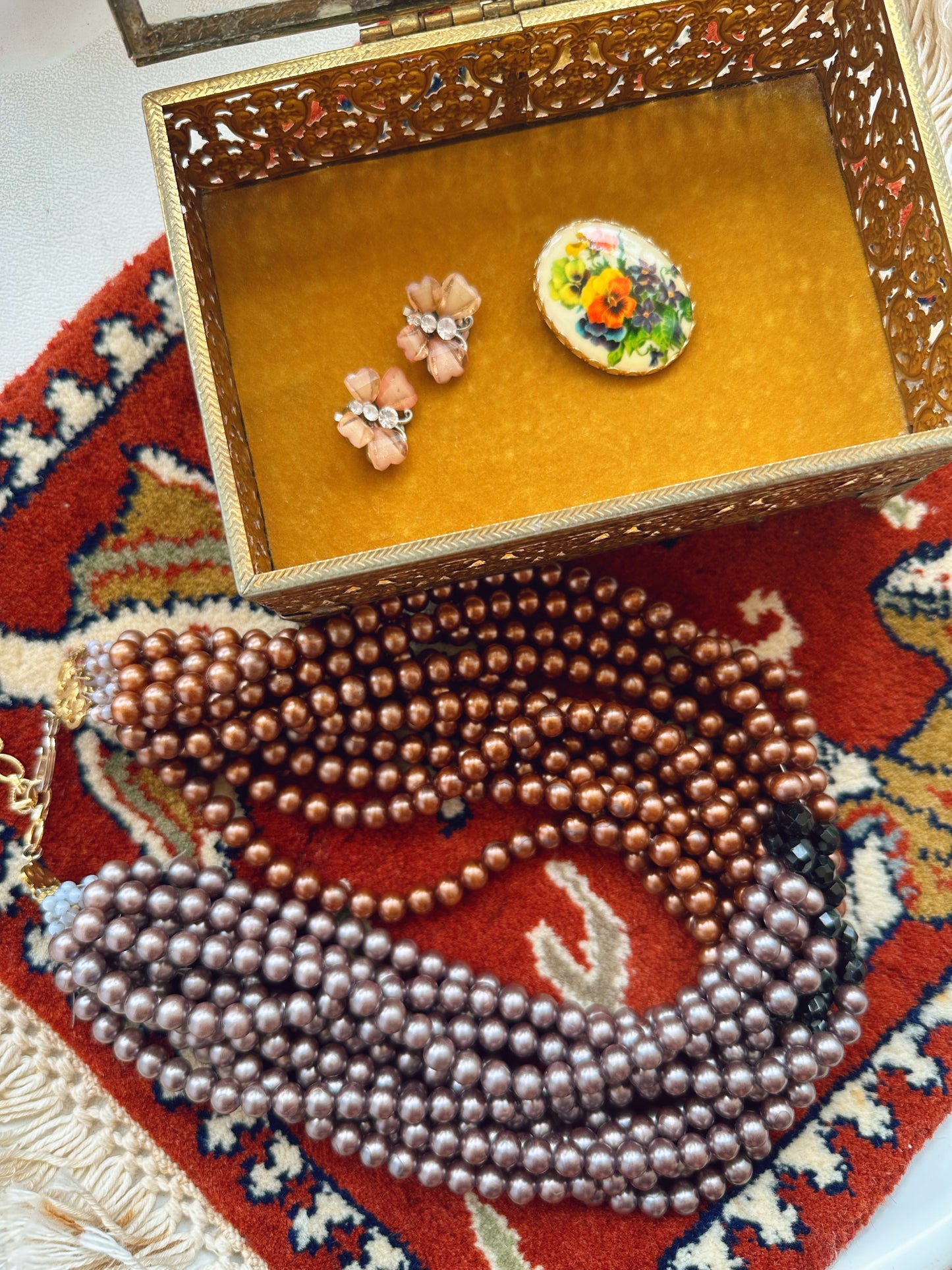 Costume jewelry beaded necklace