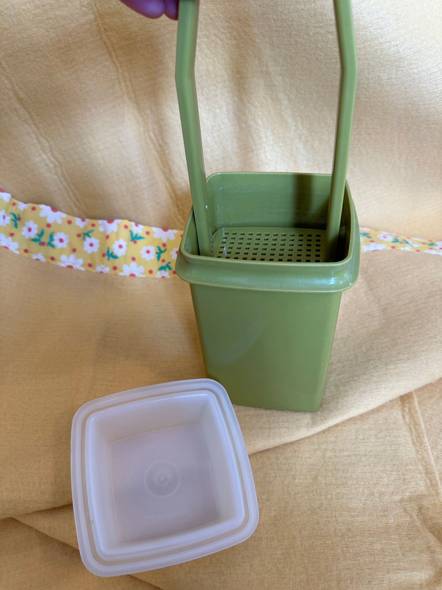 Green Tupperware Pick-A-Deli pickle elevator