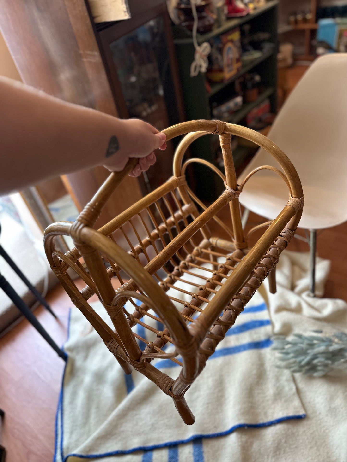 Large rattan magazine rack, vinyl holder, kids book rack