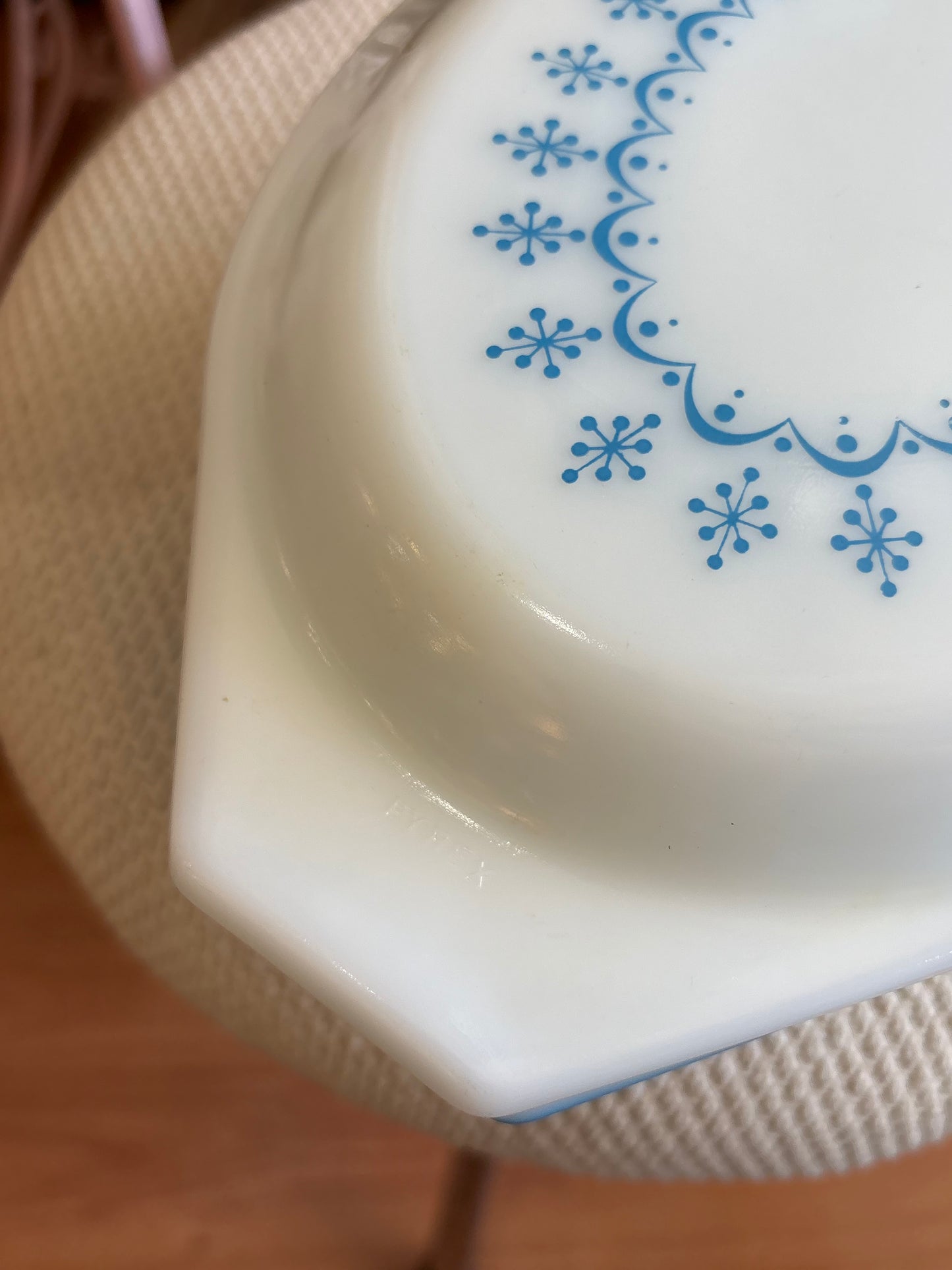 Pyrex Blue Snowflake Garland Oval Casserole with lid