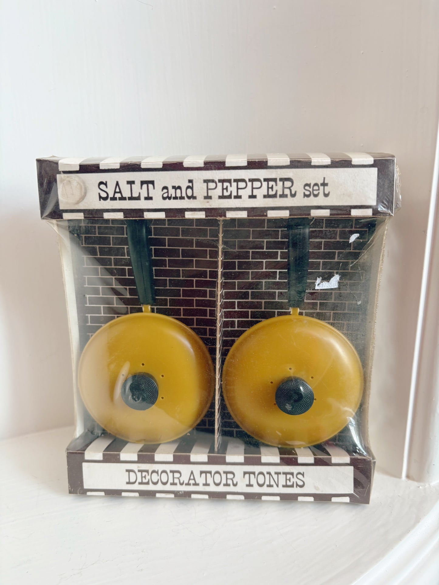 Decorative stones - Salt & Pepper Shakers Americana Creations