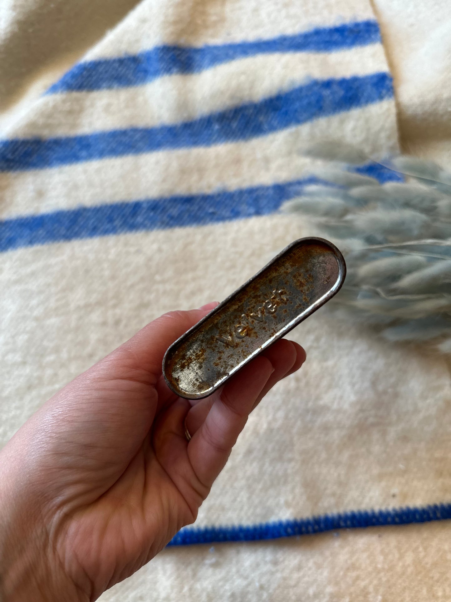 Velvet Pipe & Cigarette Tobacco vintage tin