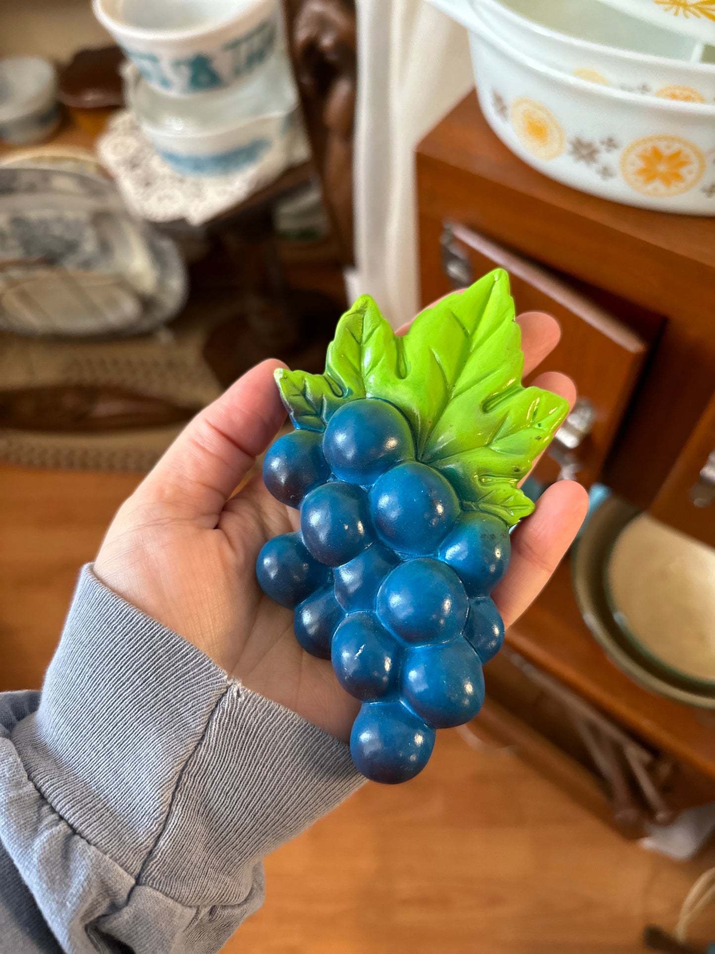 Blue grapes 1970s wall hanging Chalkware