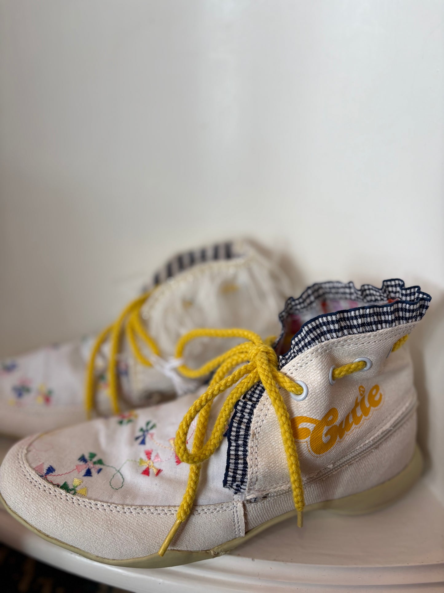 Cuties colourful booties with string tie - size 4 1/2