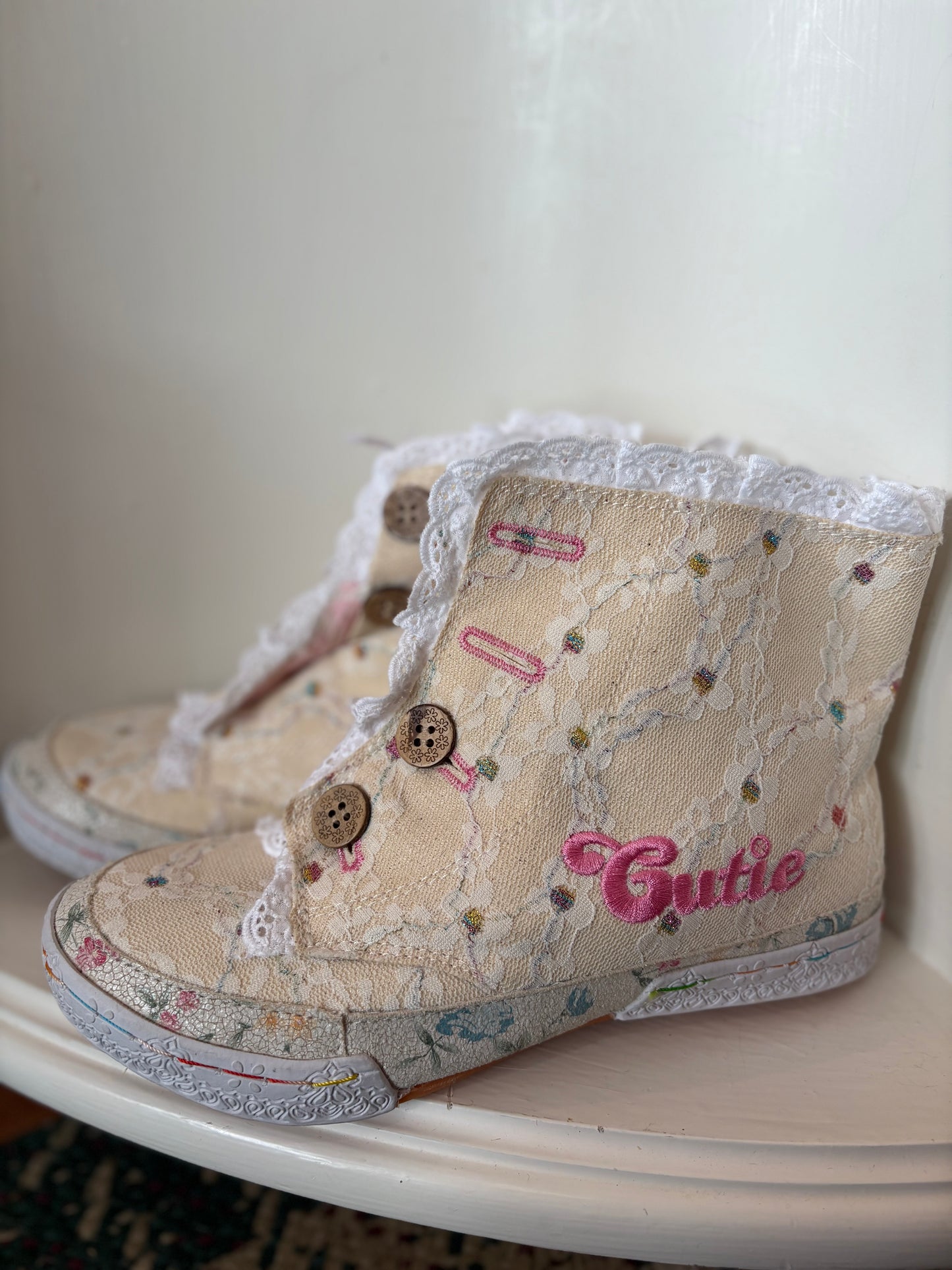 Cuties sneaker shoe with button detail & lace - size 4 1/2