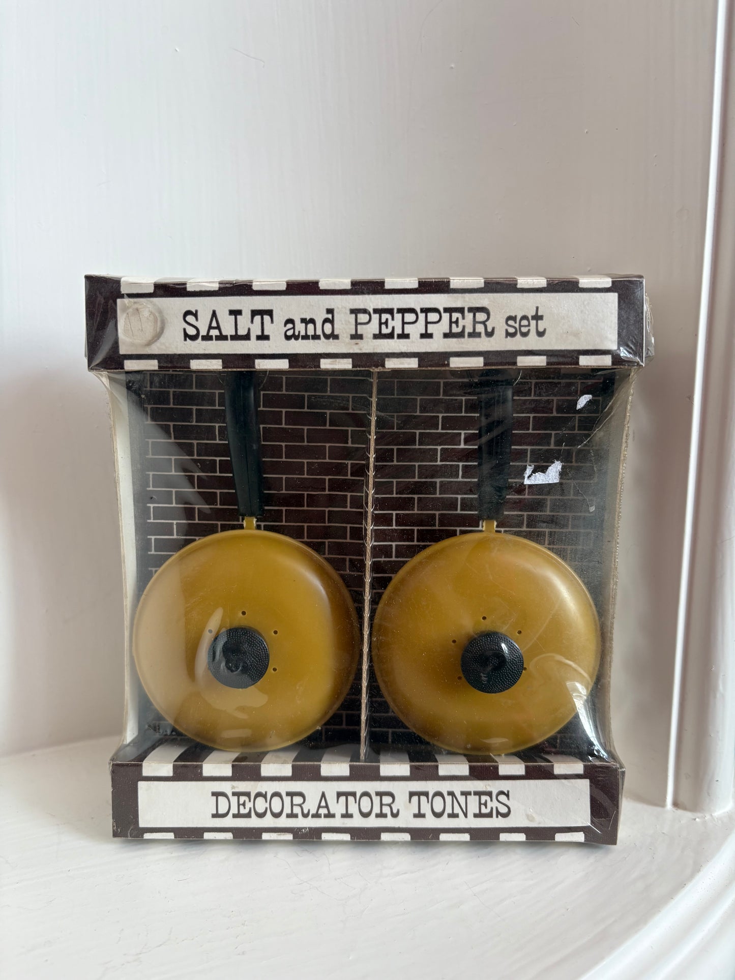 Decorative stones - Salt & Pepper Shakers Americana Creations