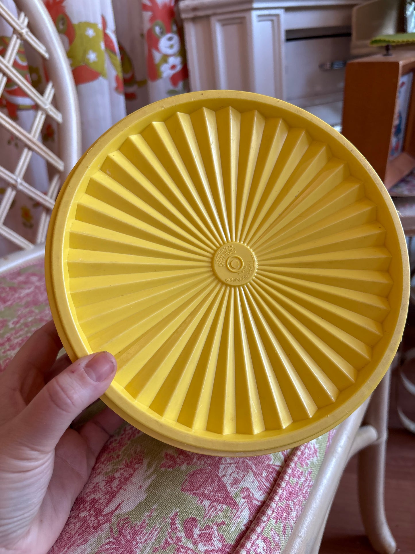 Tupperware Harvest Gold Round - 1205-1 with lid