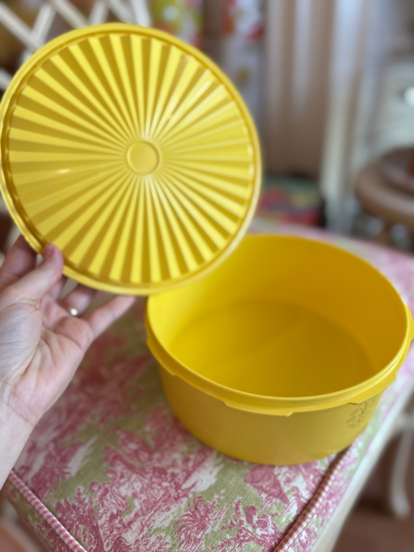 Tupperware Harvest Gold Round - 1205-1 with lid