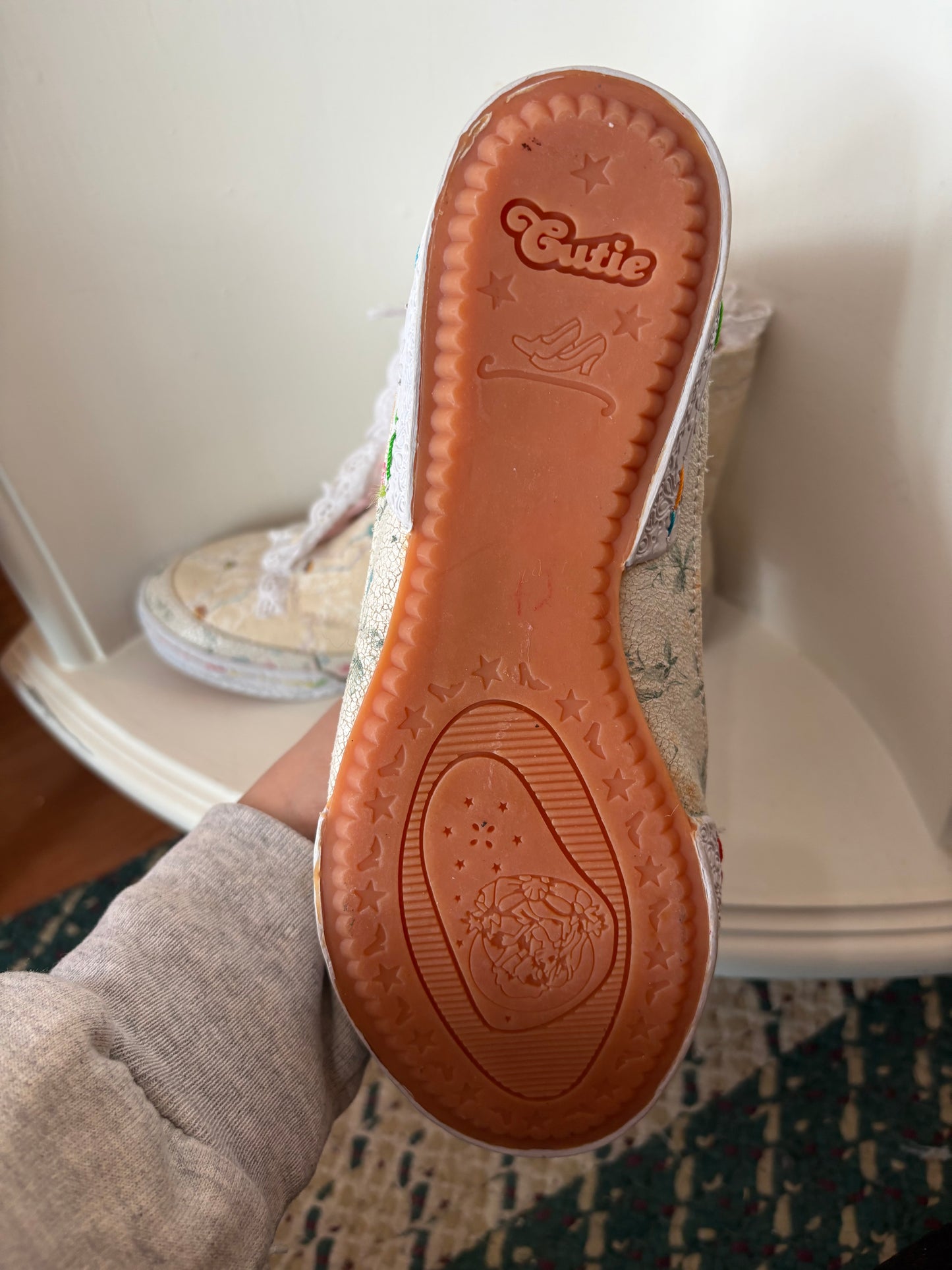 Cuties sneaker shoe with button detail & lace - size 4 1/2