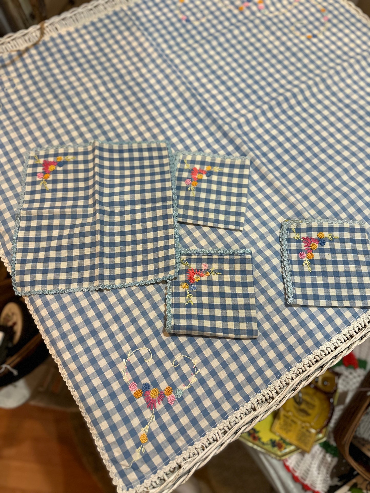 Square table cloth & 4 matching napkins