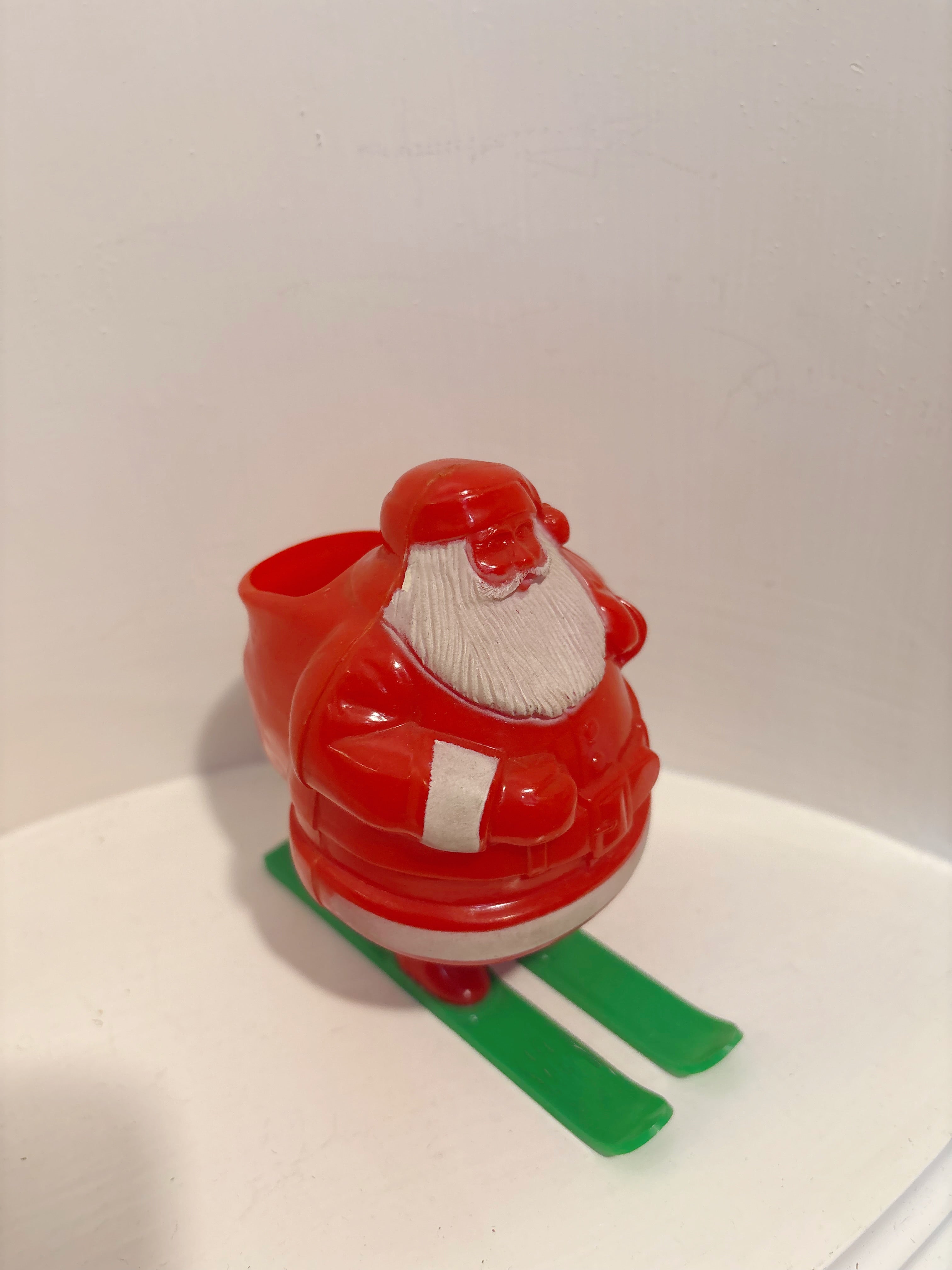 トナカイに乗るサンタクロース ヴィンテージ ステンドグラス スミソニアン美術館 ギャラリー：今のクリスマスとサンタをつくったのは、19世紀のある詩