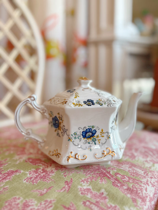 Ellvgreave England Teapot