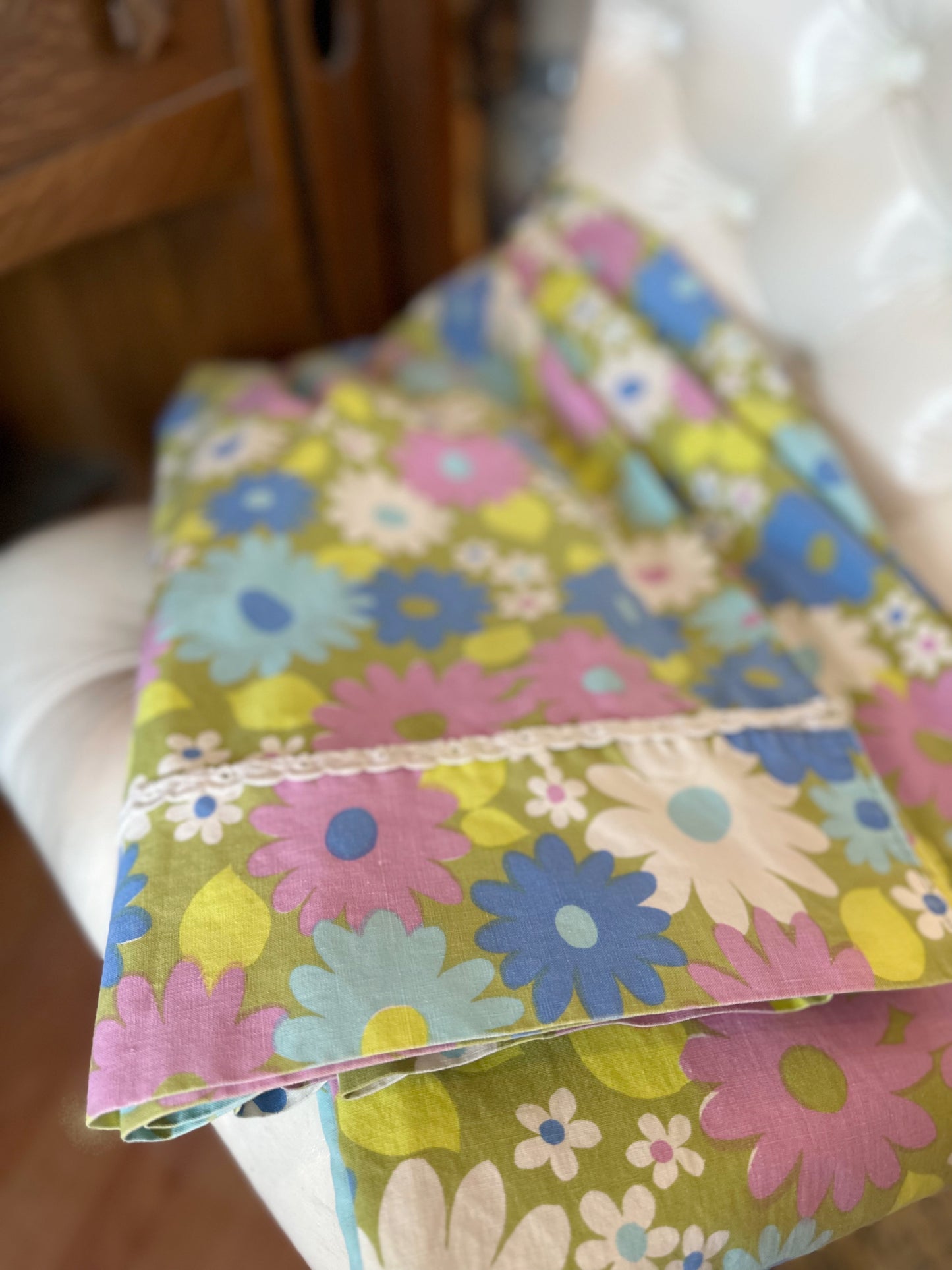 Vintage floral fabric top sheet with trim detail (Full/Queen)