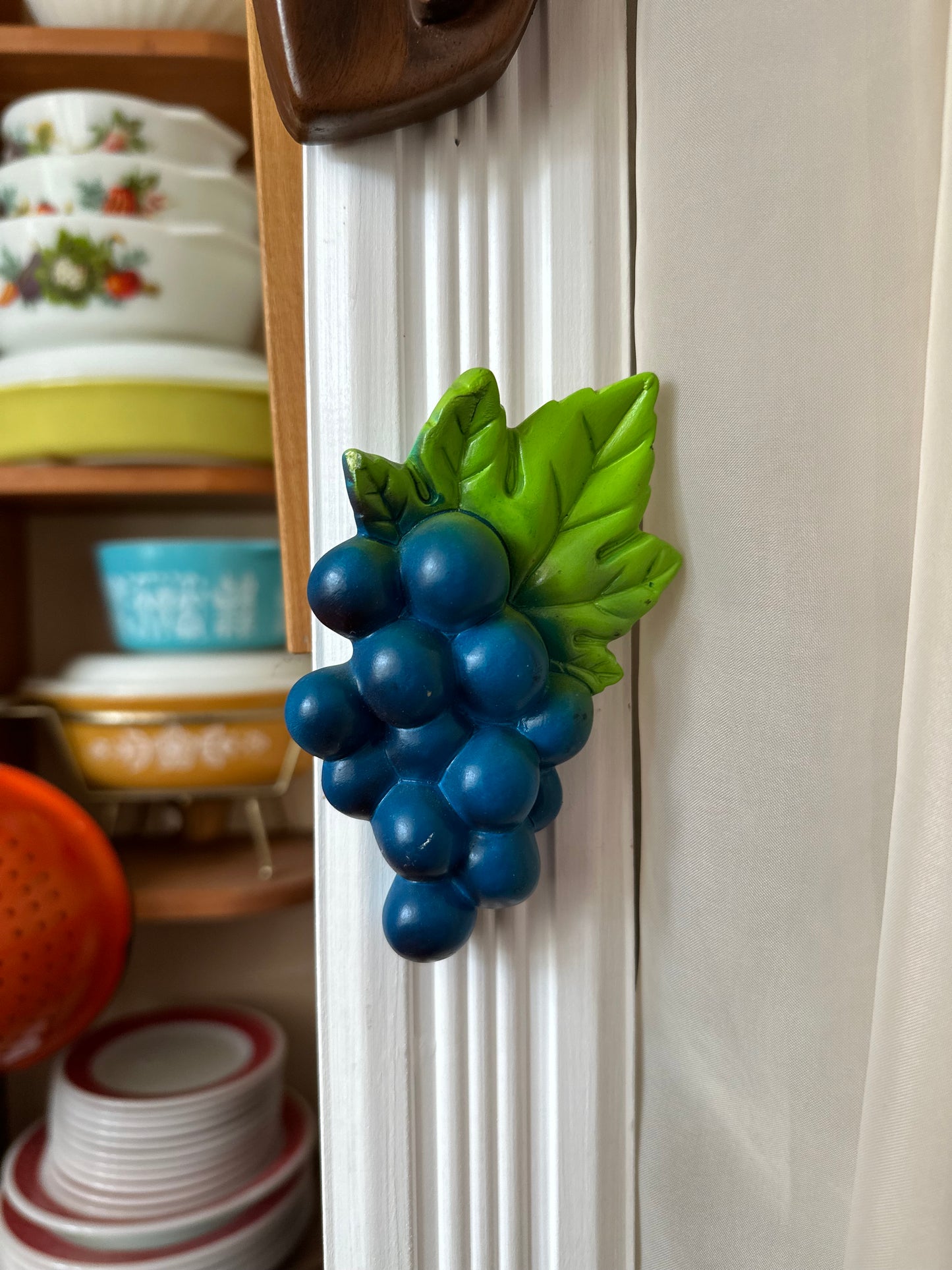 Blue grapes 1970s wall hanging Chalkware