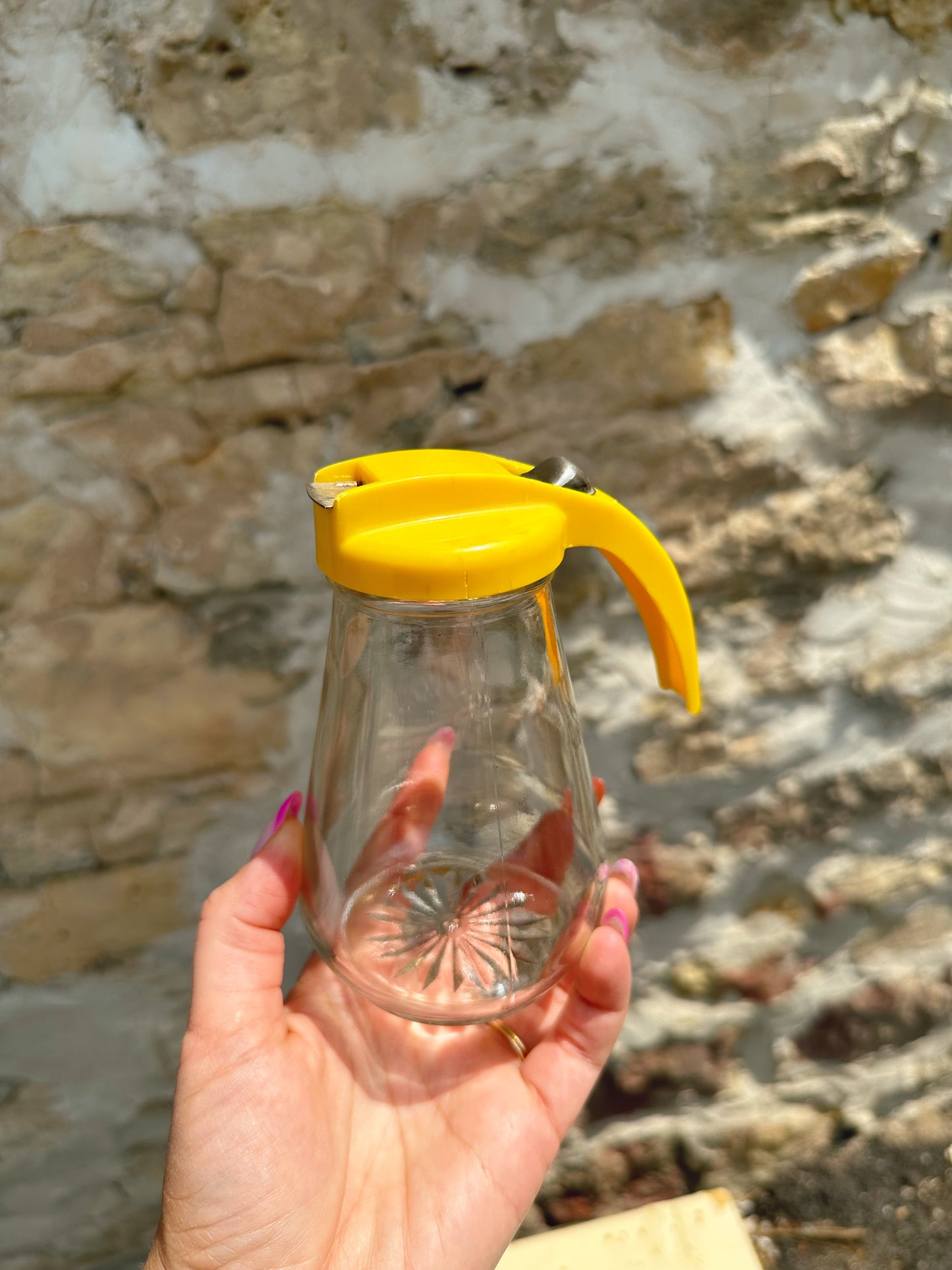 Syrup dispenser with plastic yellow lid