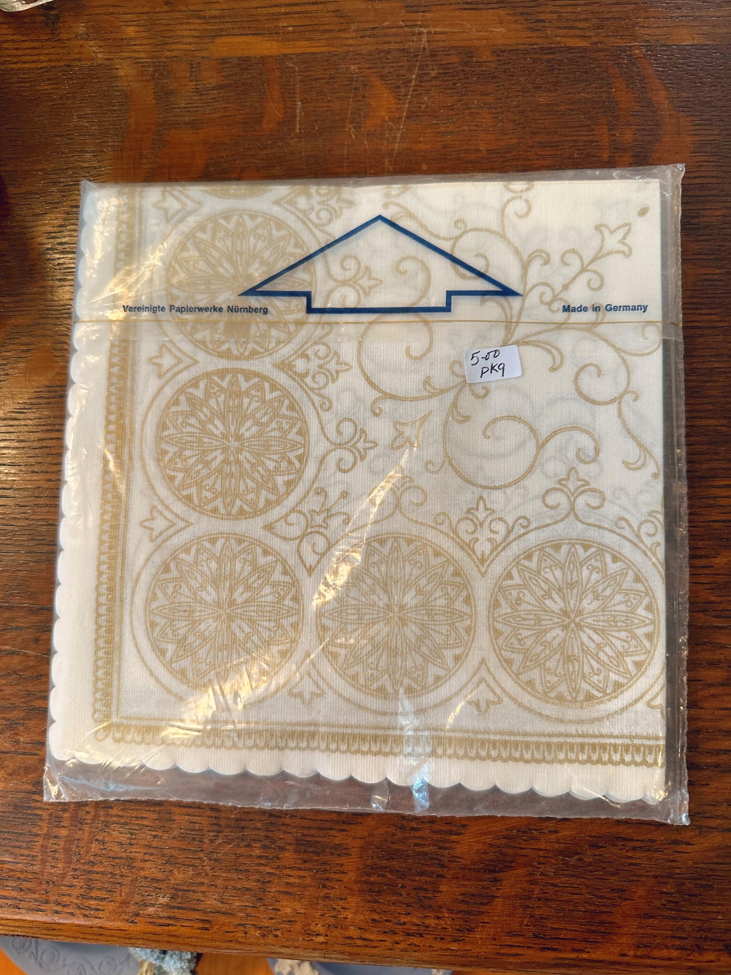 Favourit Medallion paper napkins - made in Germany