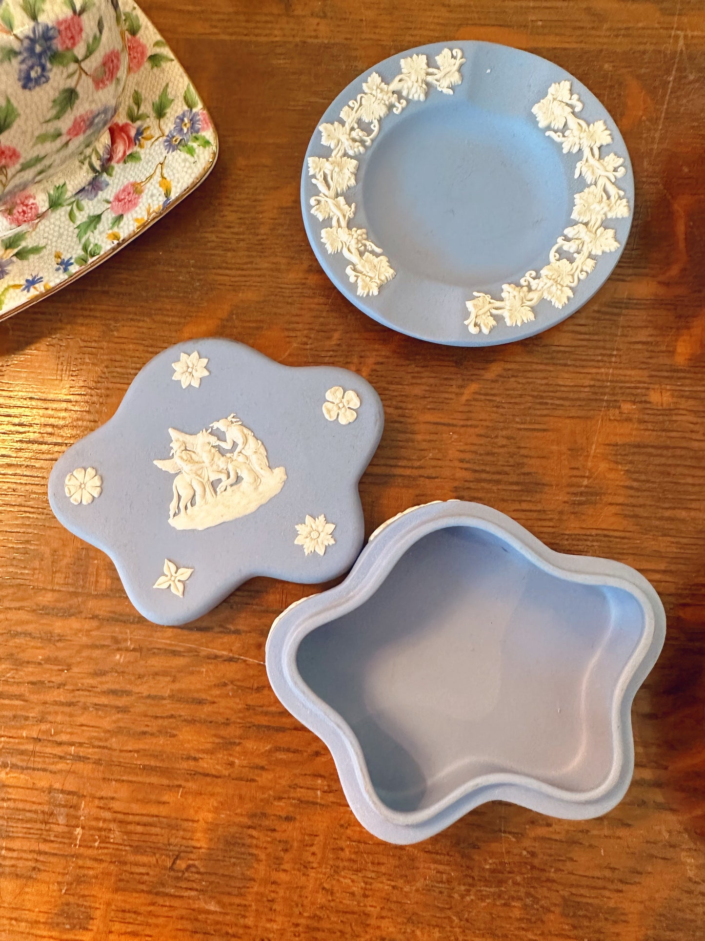 5 piece blue & white 1955 Wedgewood pieces