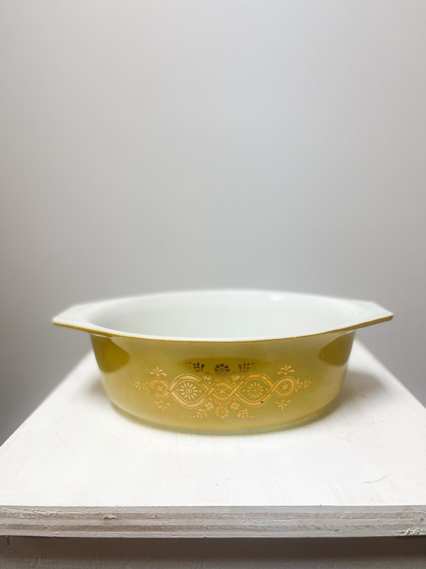 Pyrex Golden Wreath small casserole #043