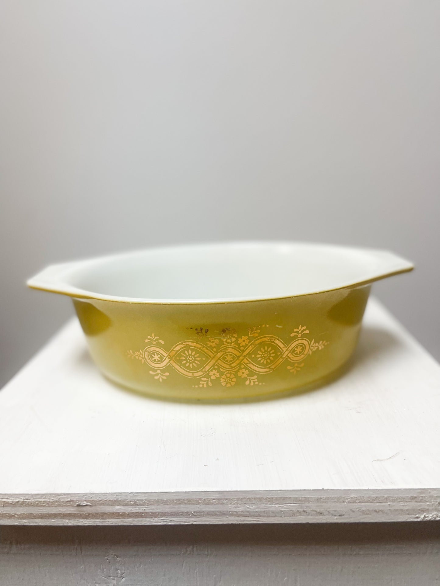 Pyrex Golden Wreath small casserole #043