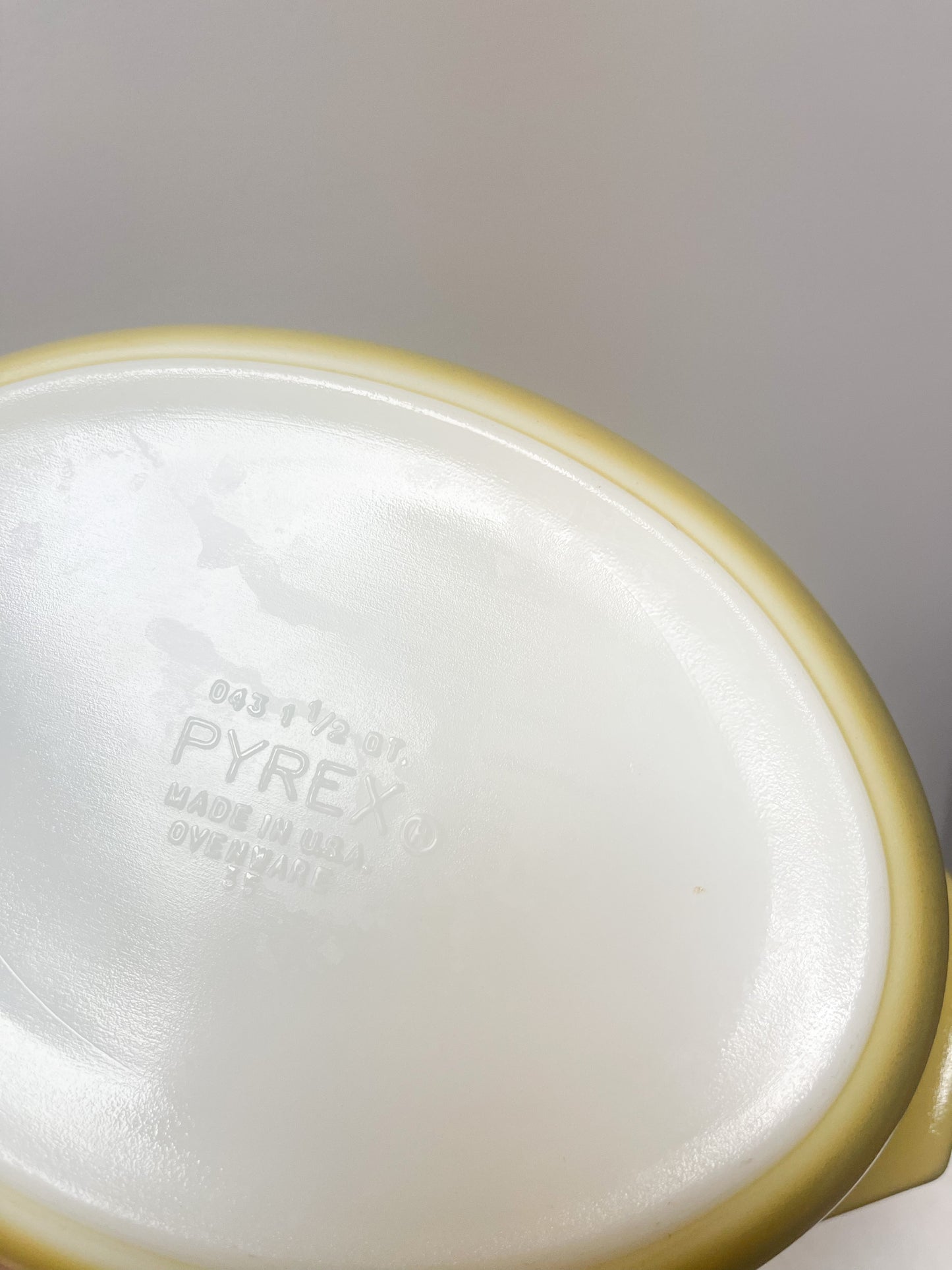 Pyrex Golden Wreath small casserole #043