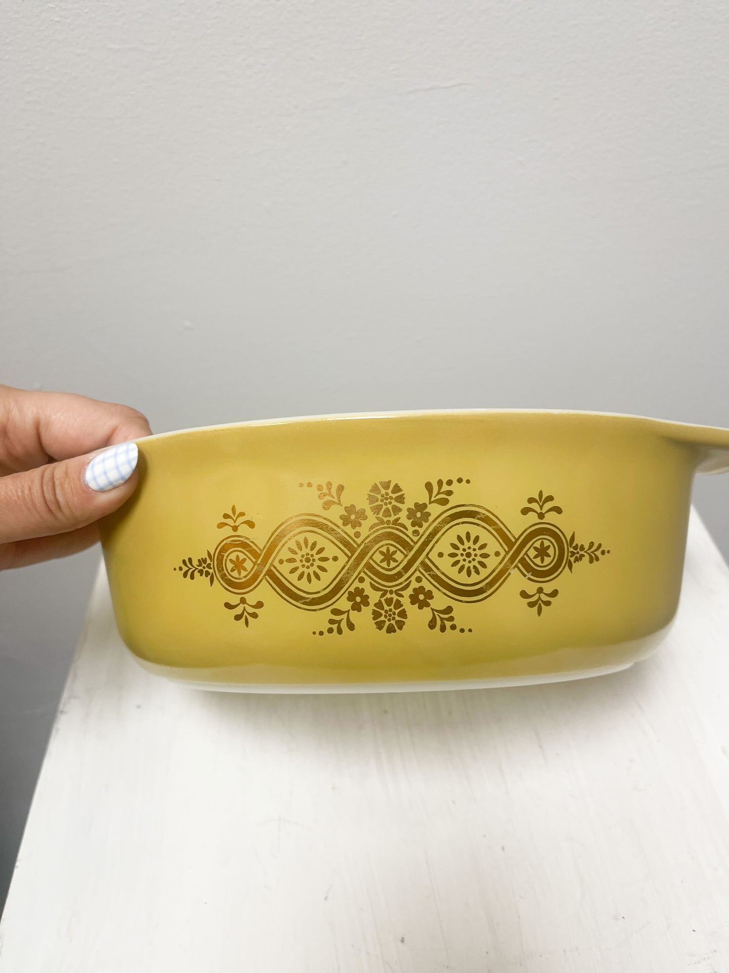 Pyrex Golden Wreath small casserole #043