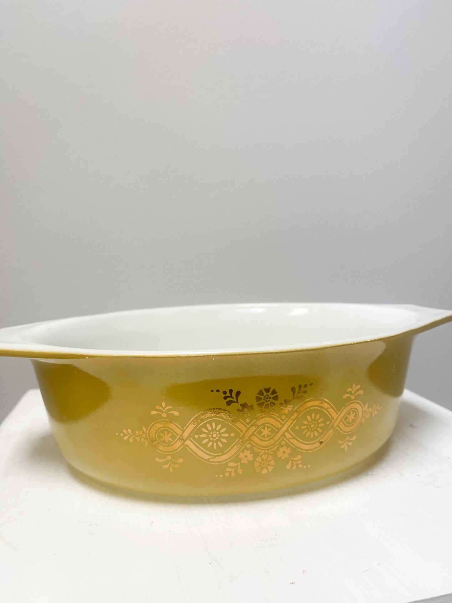 Pyrex Golden Wreath small casserole #043