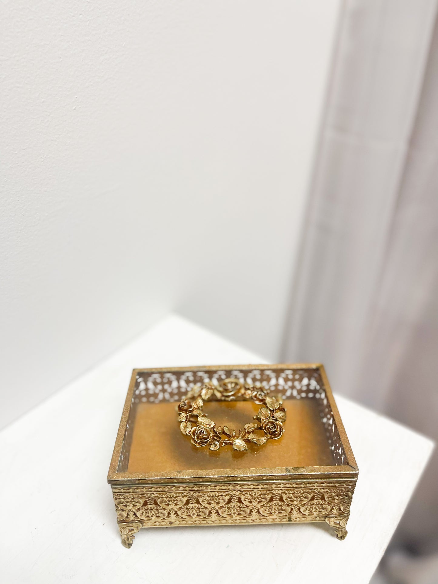 Jewellery box with rose details