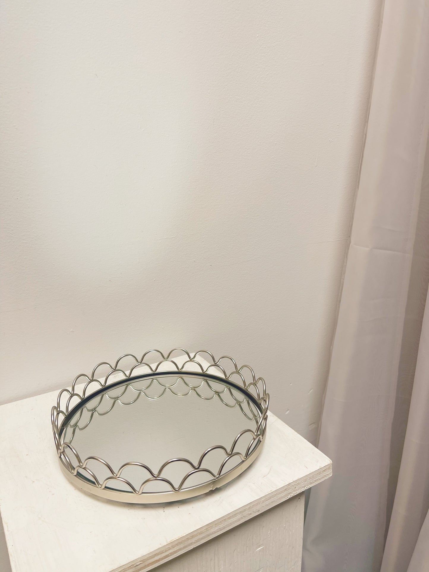 Small round mirror tray